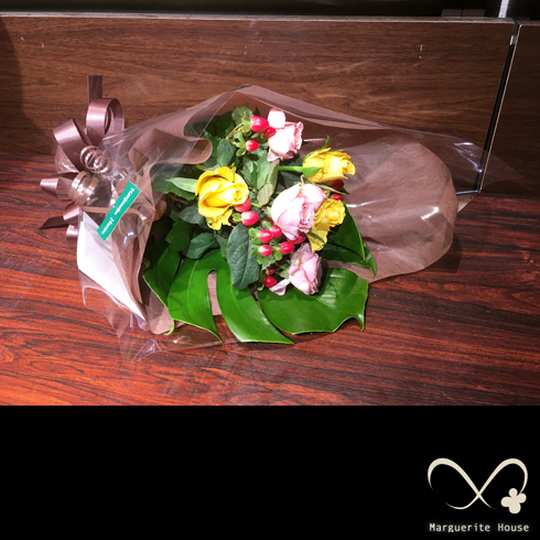 江東区南砂に誕生日プレゼントとして贈られたキイロバラ中心の花束