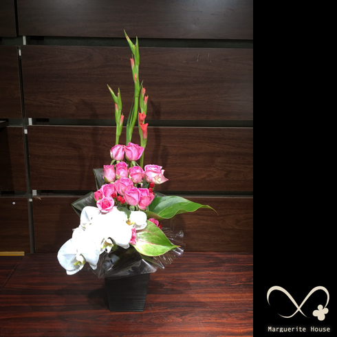 港区三田へ新築・引越し祝いに贈られた胡蝶蘭とバラのアレンジメント