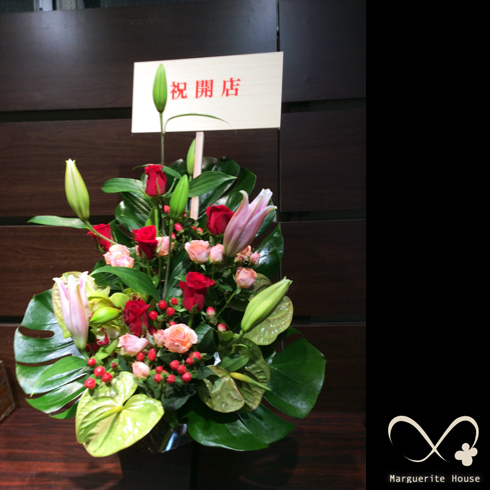 文京区湯島MediCafeに贈られた赤バラピンクバラ中心の華やかなアレンジメント