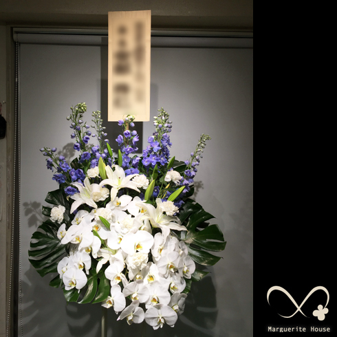 港区三田のお通夜に贈られた供花スタンド花