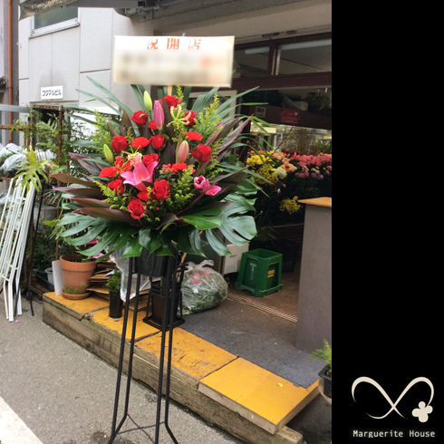 港区赤坂の飲食店開店祝いに贈られたレッド系スタンド花1段