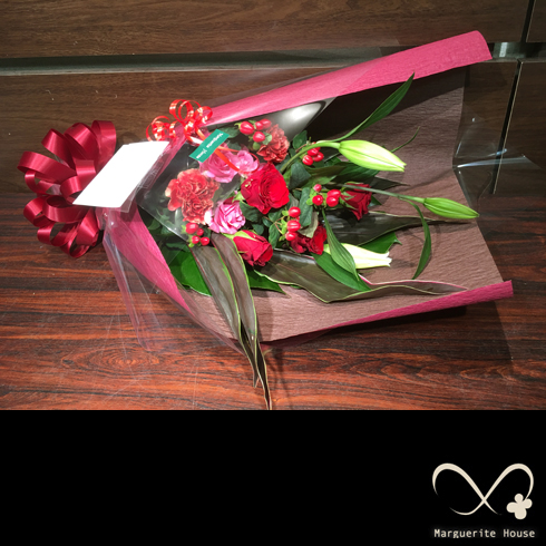 江東区東砂に誕生日プレゼントとして贈られたピンク・レッド系「濃い」色使いの花束