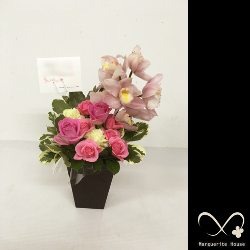 文京区小石川に誕生日プレゼント用に贈られた大輪のバラ中心に淡い色合いのアレンジメント
