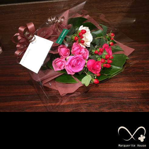 江東区東陽の歓送迎用に贈られたピンクバラカーネーション中心の花束