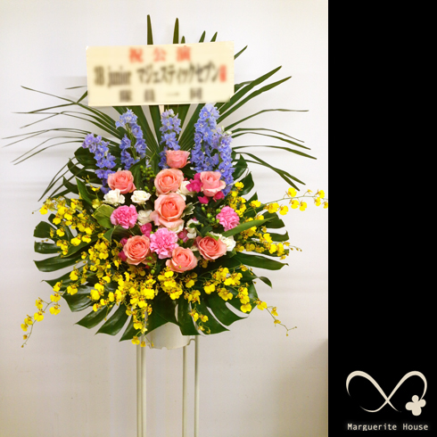 新宿歌舞伎町に公演祝いで贈られたスタンド花
