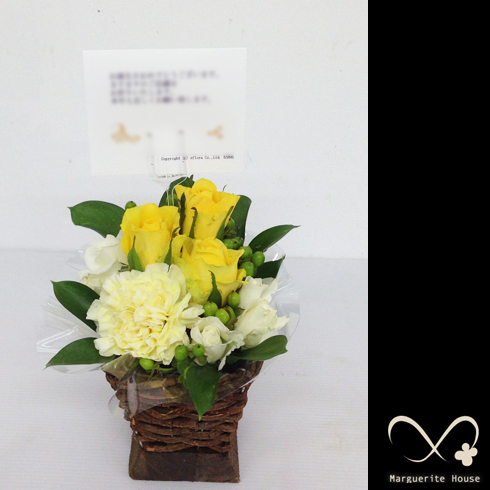 誕生日プレゼントで贈られた光を通す黄色バラが上品な印象を与えてくれるアレンジメント