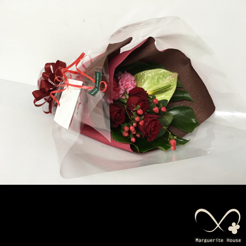中央区銀座に誕生部プレゼントでお贈りした深みのある赤いバラ中心の花束