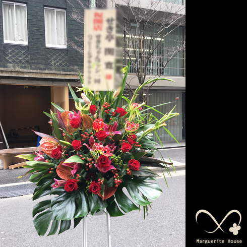 中央区日本橋小網町の開店祝いで贈られたピンク・レッド系スタンド花