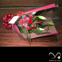 【事例147】江東区東砂に誕生日プレゼントとして贈られたピンク・レッド系「濃い」色使いの花束