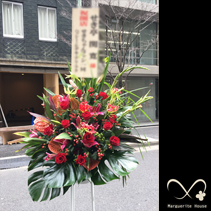 【事例87】中央区日本橋小網町の開店祝いで贈られたピンク・レッド系スタンド花