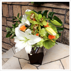 赤坂の祝い花楽屋花にお手紙を付けられます！
※お花を贈られる７日前までに当店へ
郵送してください。
